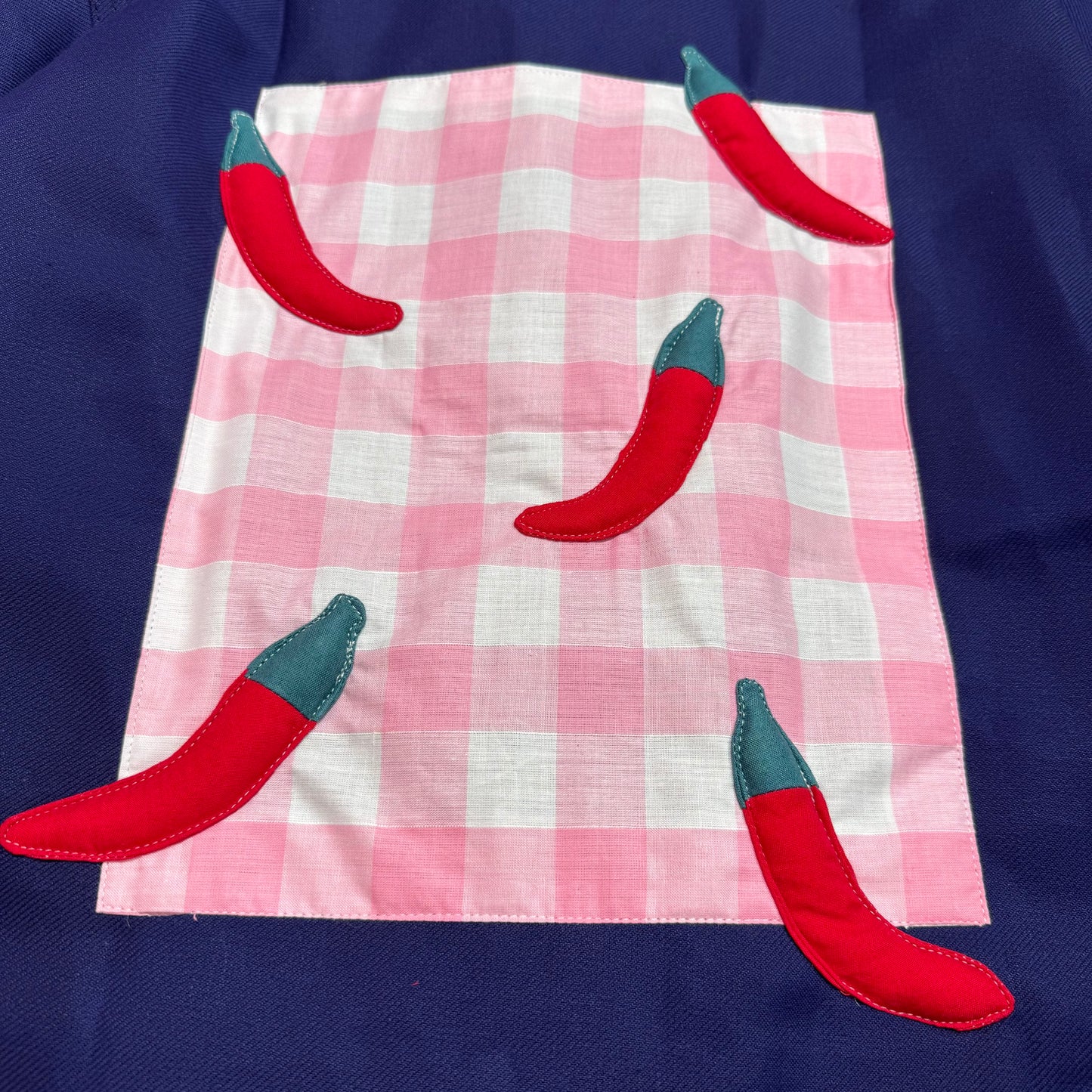 Veste bleue marine à motif vichy rose et piments 3D