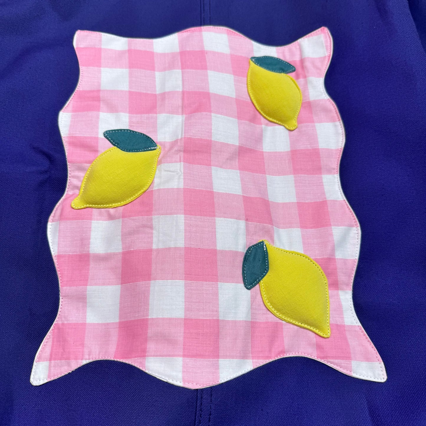 Veste bleue marine à motif vichy rose foncé et citrons 3D
