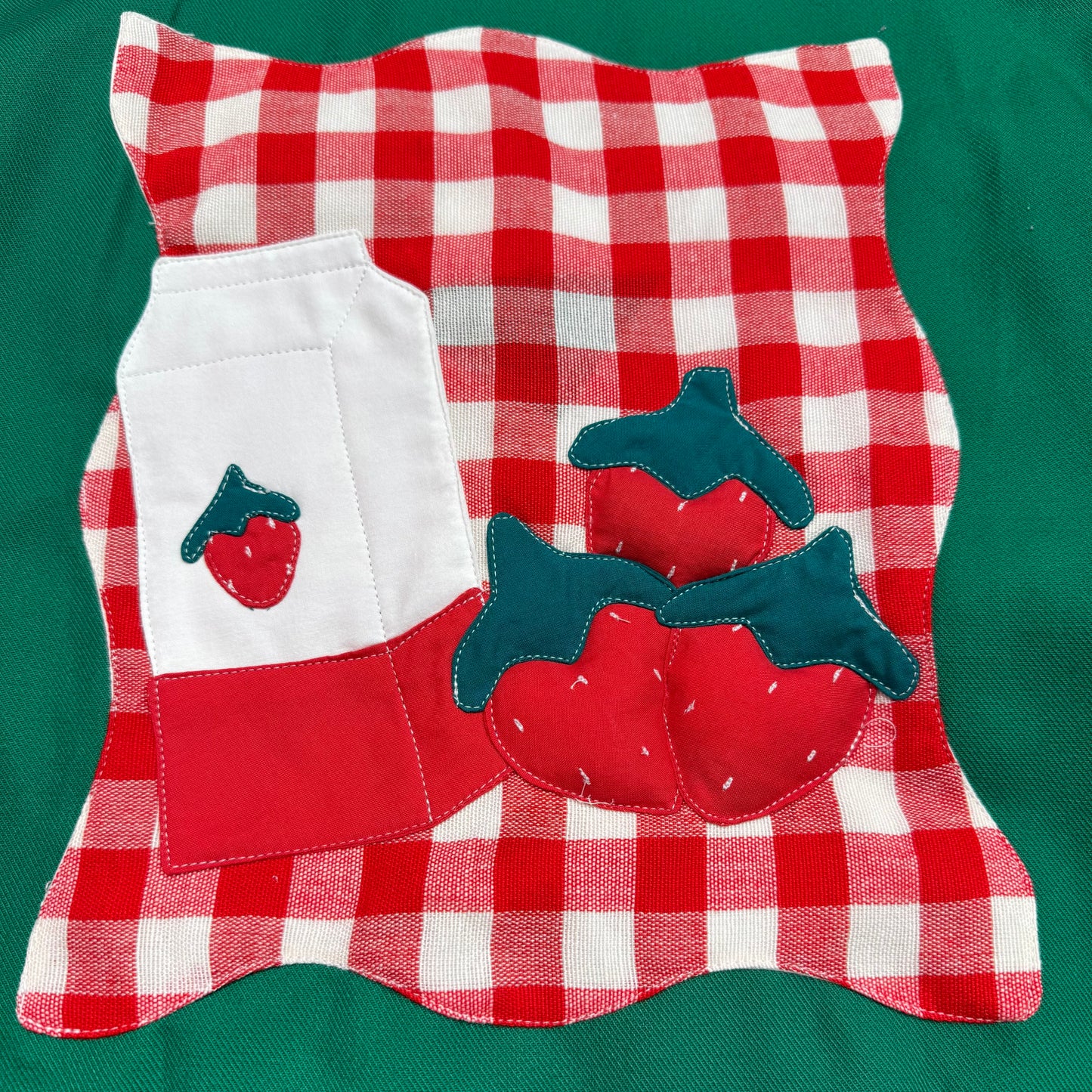 Veste verte à motif vichy rouge et panier de fraises 3D