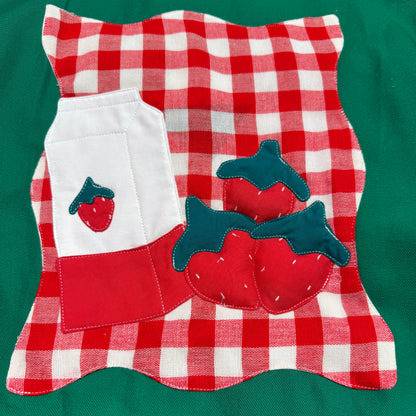 Veste verte à motif vichy rouge et panier de fraises 3D