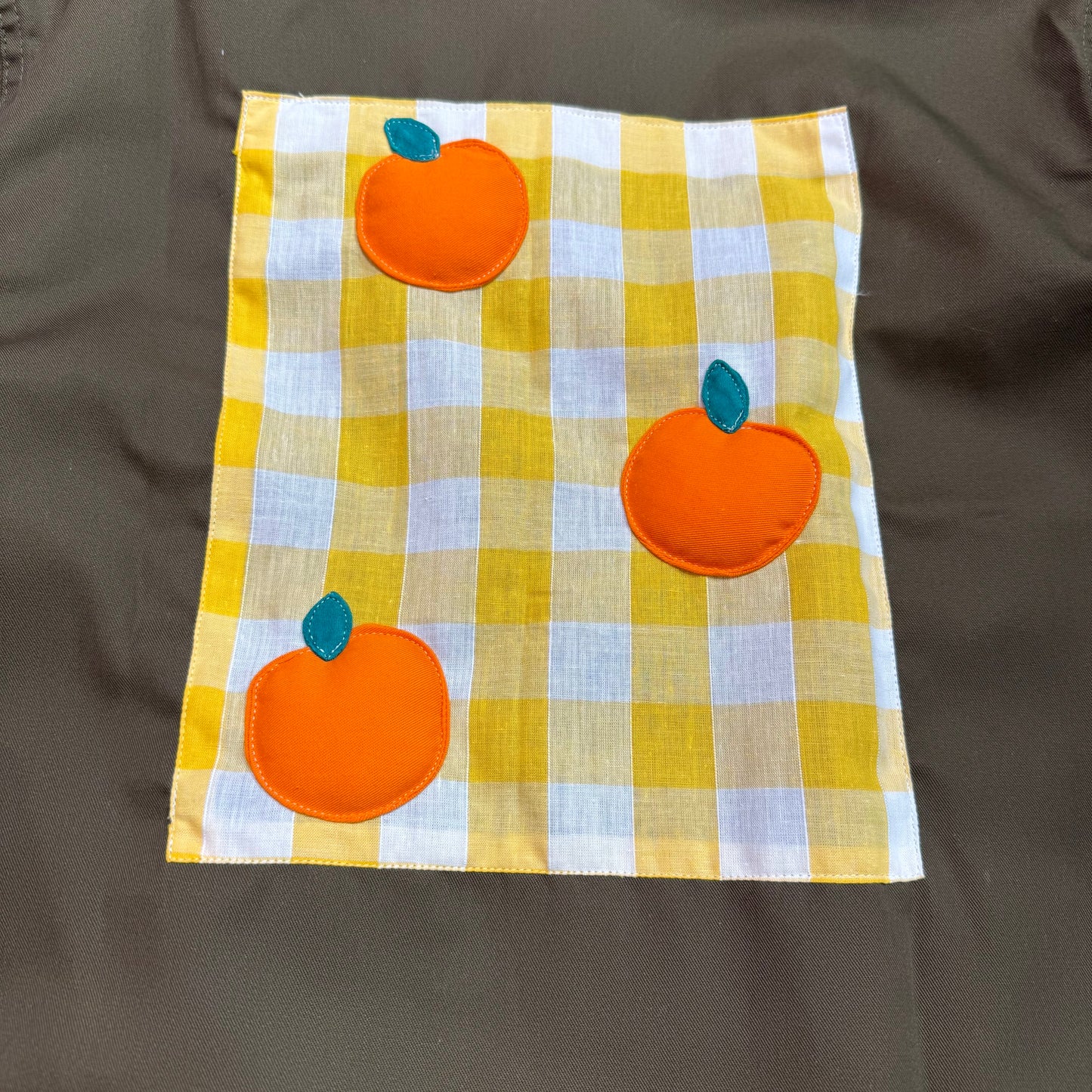 Veste marron à motif vichy jaune et oranges 3D