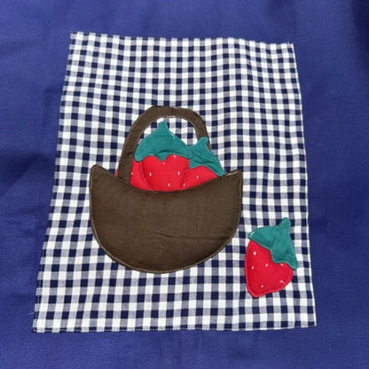 Veste bleue marine à motif vichy bleu foncé et panier de fraises 3D