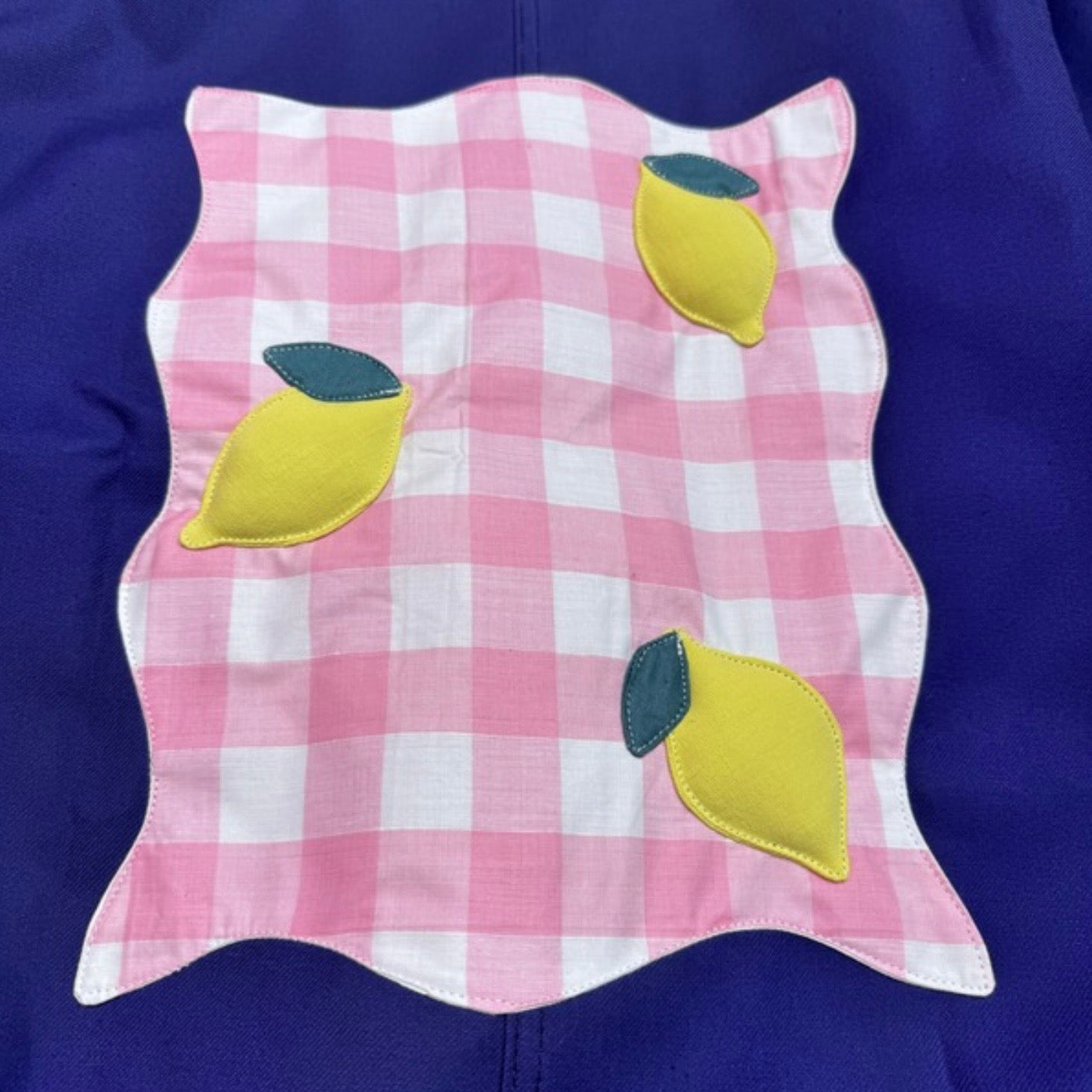 Veste bleue marine à motif vichy rose foncé et citrons 3D