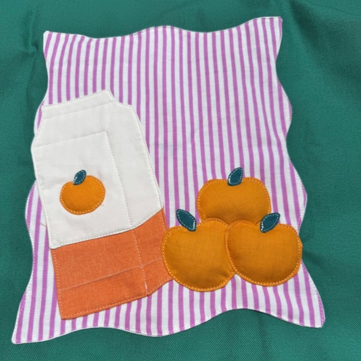 Veste verte à motif rayures roses et jus d’oranges 3D