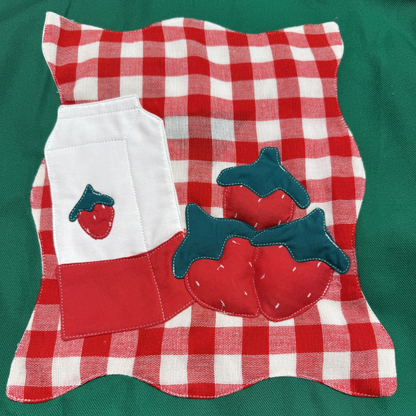 Veste verte à motif vichy rouge et panier de fraises 3D
