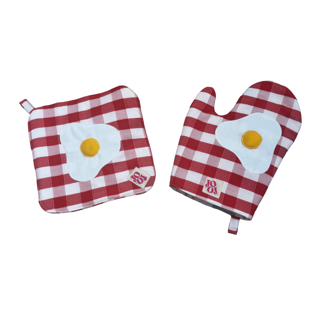 Ensemble manique + gant œuf au plat sur fond vichy rouge