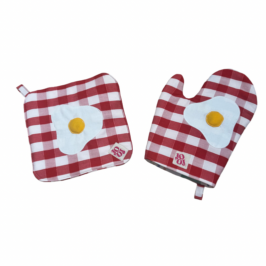 Ensemble manique + gant œuf au plat sur fond vichy rouge