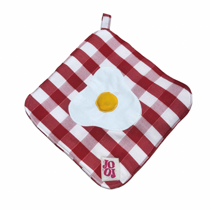Ensemble manique + gant œuf au plat sur fond vichy rouge